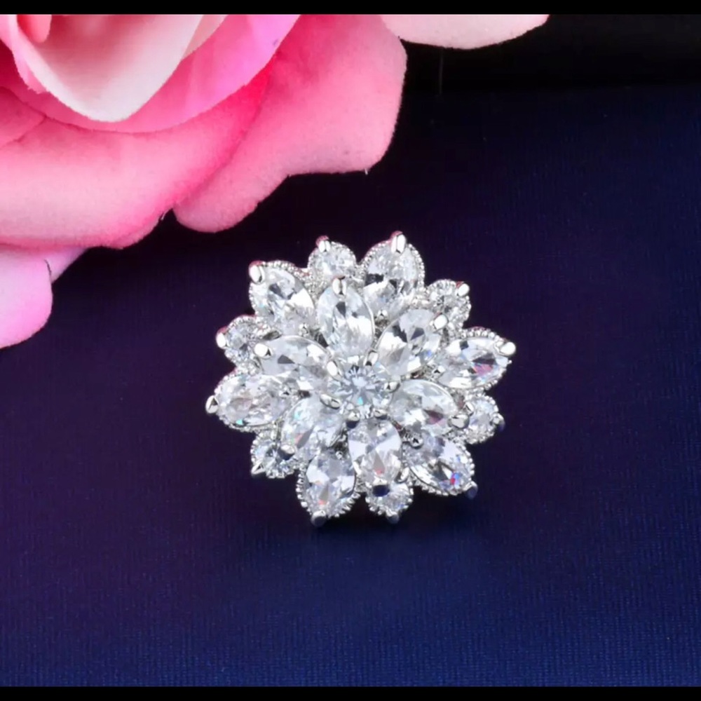 Gorgeous Flower Ring - Picture 3 of 3